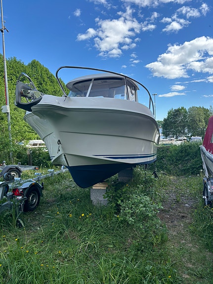 QuickSilver 640 pilothouse 2 of 5