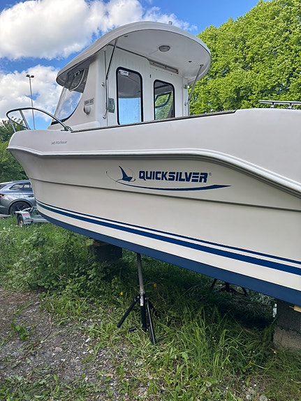QuickSilver 640 pilothouse 3 of 5