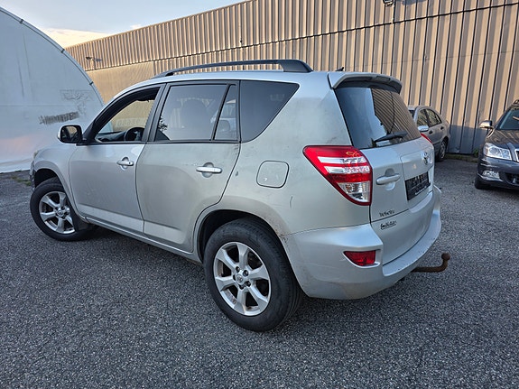Toyota RAV4 4 of 15