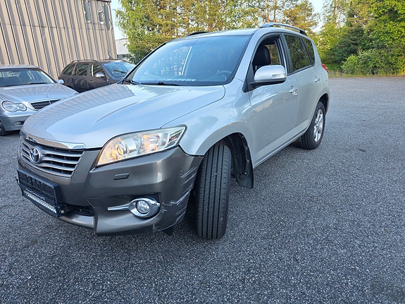 Toyota RAV4 2 of 15