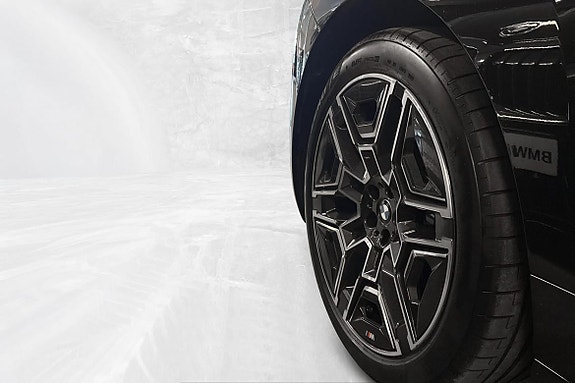 BMW iX 2 of 5