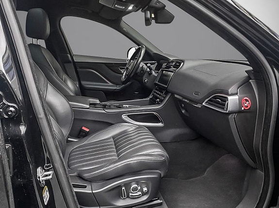Jaguar F-PACE 12 of 18