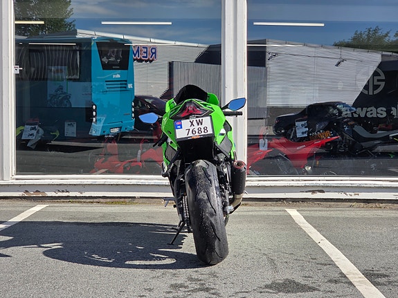 Kawasaki Ninja ZX-10R 4 of 7