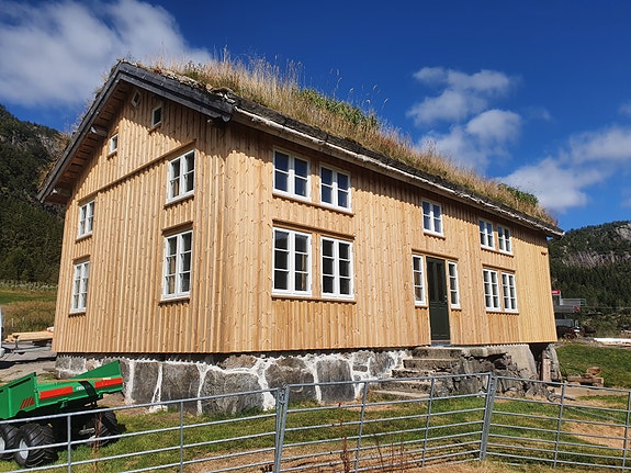 utvendig istandsetting av våningshus.