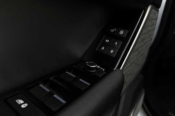 Land Rover Range Rover Velar 28 of 30
