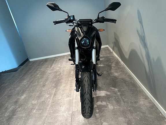 VOGE 125R 2 of 5