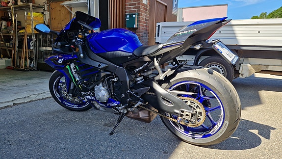 Yamaha YZF-R1 2 of 14