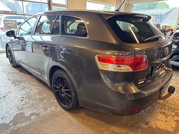 Toyota Avensis 7 of 18