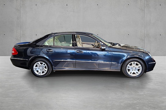Mercedes-Benz E220 d 2 of 5