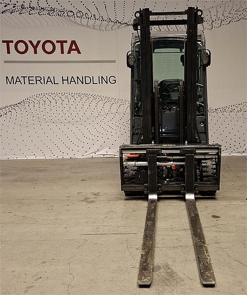 Toyota 8FBM20T 3 of 4