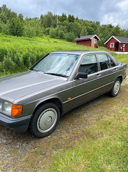 Mercedes-Benz 190 3 of 5