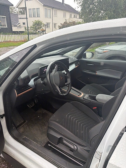 Cupra Born 4 of 7