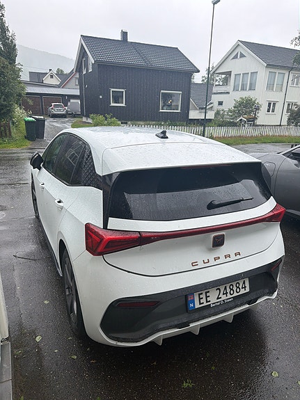 Cupra Born 2 of 7