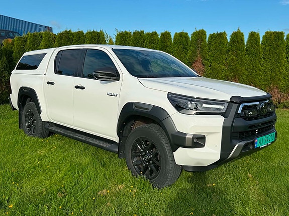 Toyota HiLux 2 of 5
