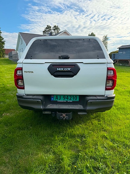 Toyota HiLux 3 of 5