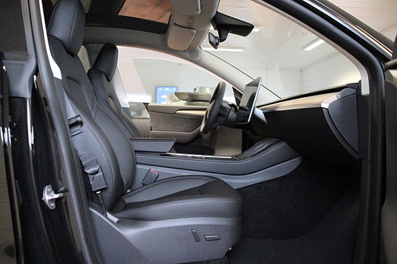Tesla Model Y 15 of 30
