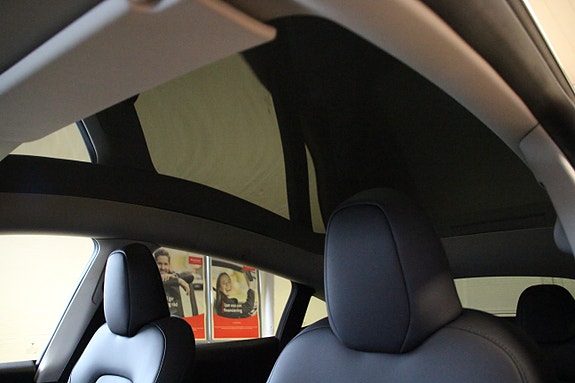 Tesla Model Y 16 of 30