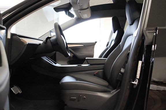 Tesla Model Y 14 of 30