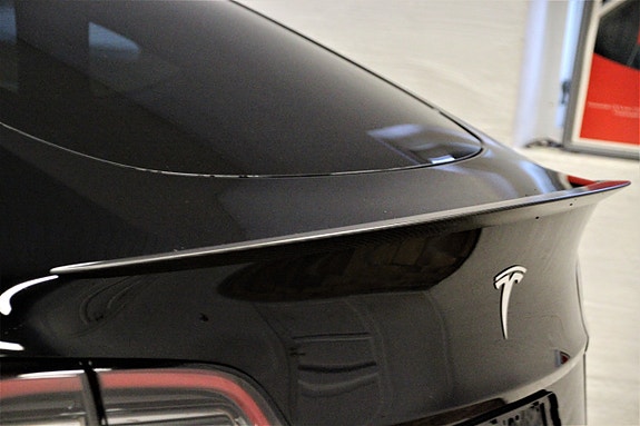 Tesla Model Y 9 of 30