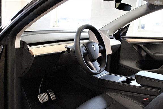 Tesla Model Y 17 of 30