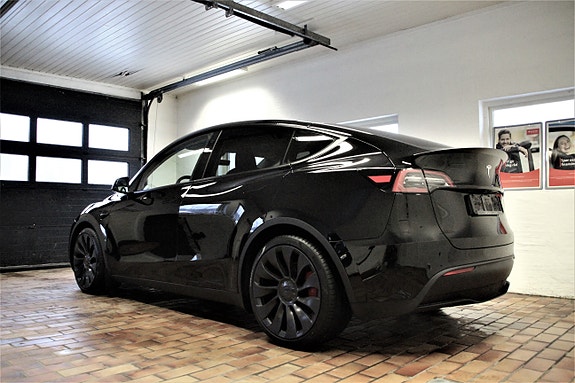 Tesla Model Y 4 of 30