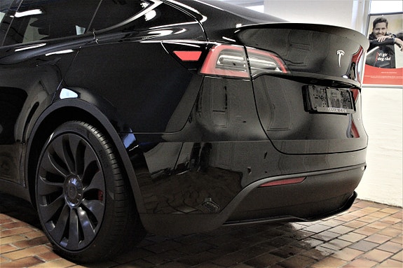 Tesla Model Y 8 of 30