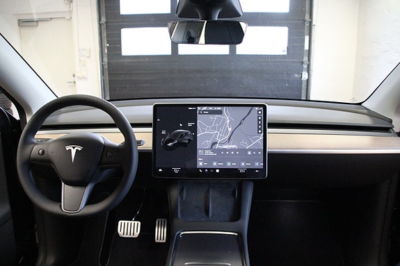 Tesla Model Y 18 of 30