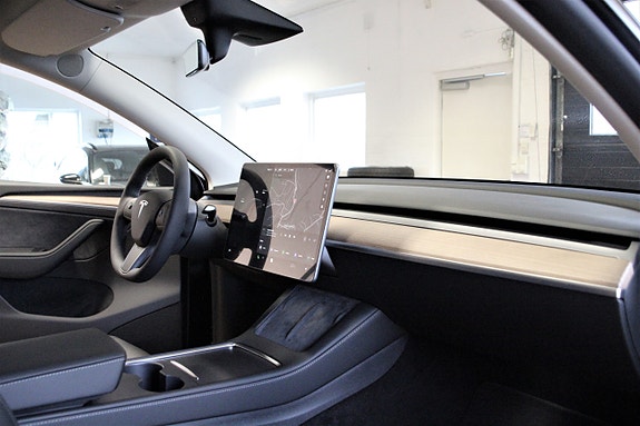 Tesla Model Y 19 of 30