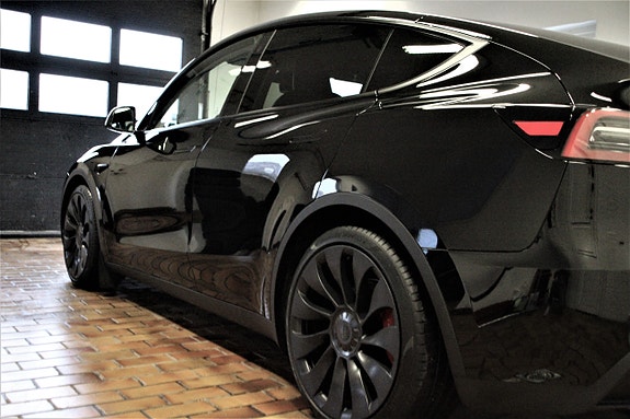 Tesla Model Y 13 of 30