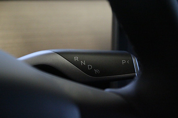Tesla Model Y 22 of 30