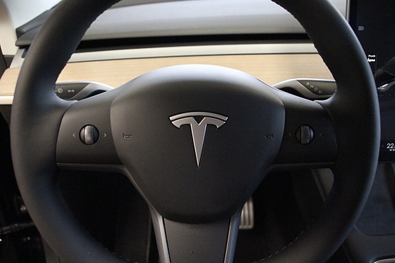 Tesla Model Y 21 of 30