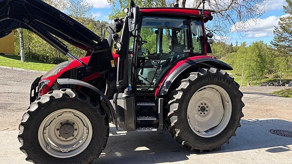 Valtra G135v 2 of 5