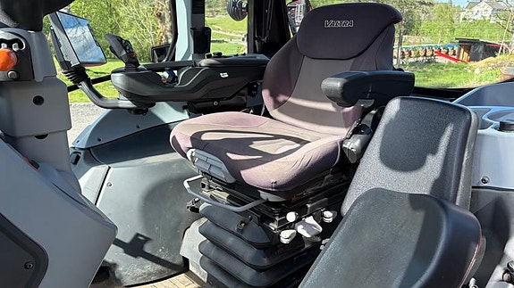 Valtra G135v 3 of 5