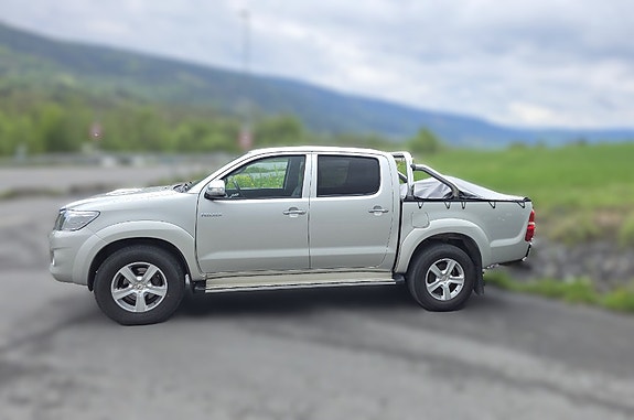 Toyota HiLux 2 of 5