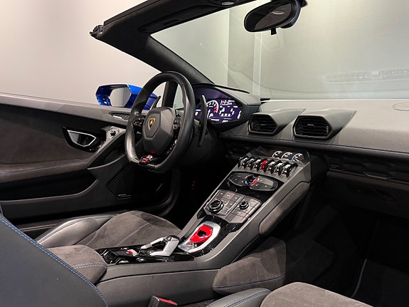Lamborghini Huracan Spyder 22 of 30