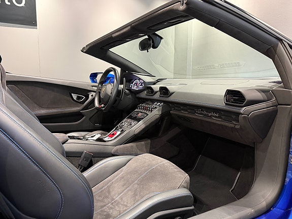 Lamborghini Huracan Spyder 21 of 30