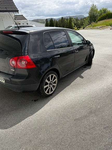 Volkswagen Golf V 5 of 5