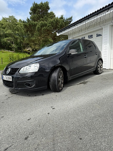 Volkswagen Golf V 2 of 5
