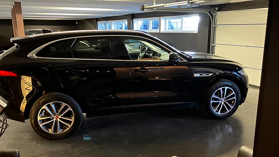 Jaguar F-PACE 4 of 5