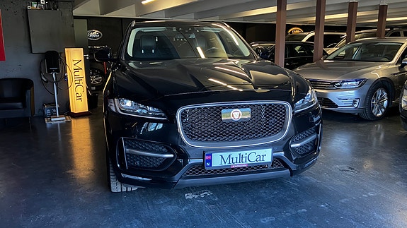 Jaguar F-PACE 2 of 5