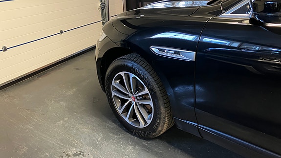 Jaguar F-PACE 8 of 22