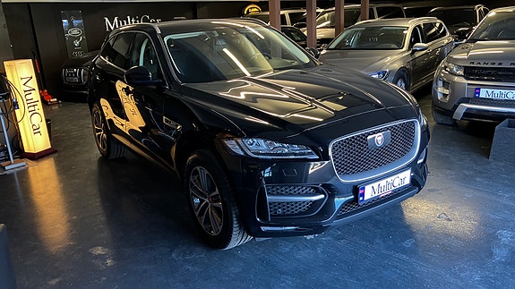 Jaguar F-PACE 3 of 5