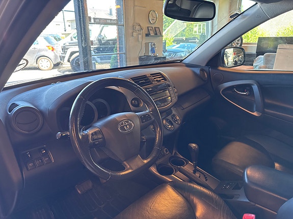 Toyota RAV4 13 of 23