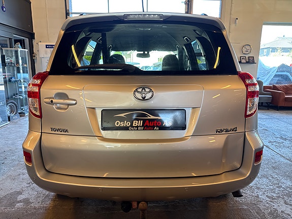 Toyota RAV4 8 of 23