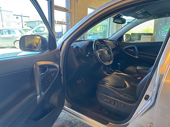 Toyota RAV4 10 of 23