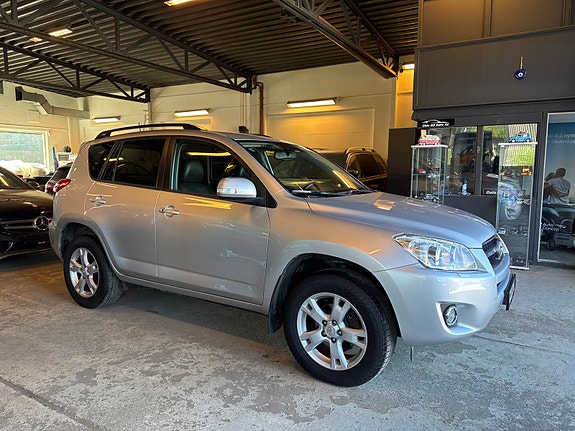 Toyota RAV4 3 of 23