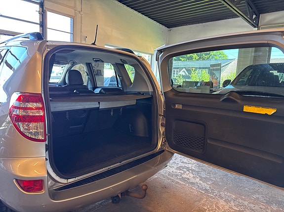 Toyota RAV4 9 of 23
