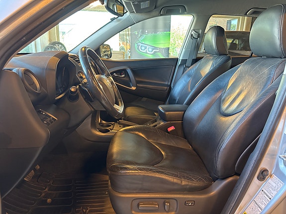 Toyota RAV4 12 of 23