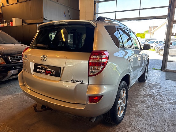 Toyota RAV4 6 of 23
