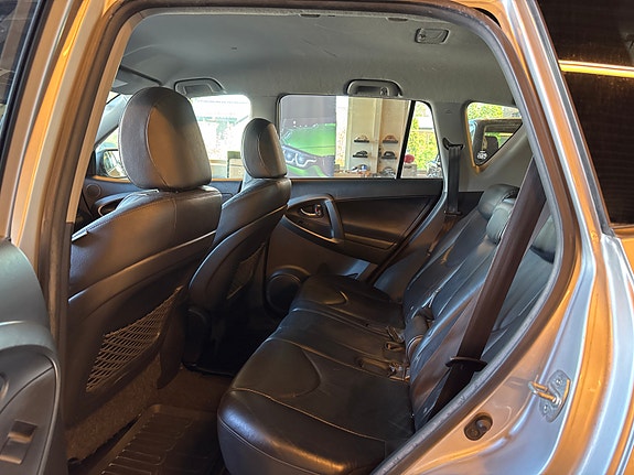 Toyota RAV4 11 of 23